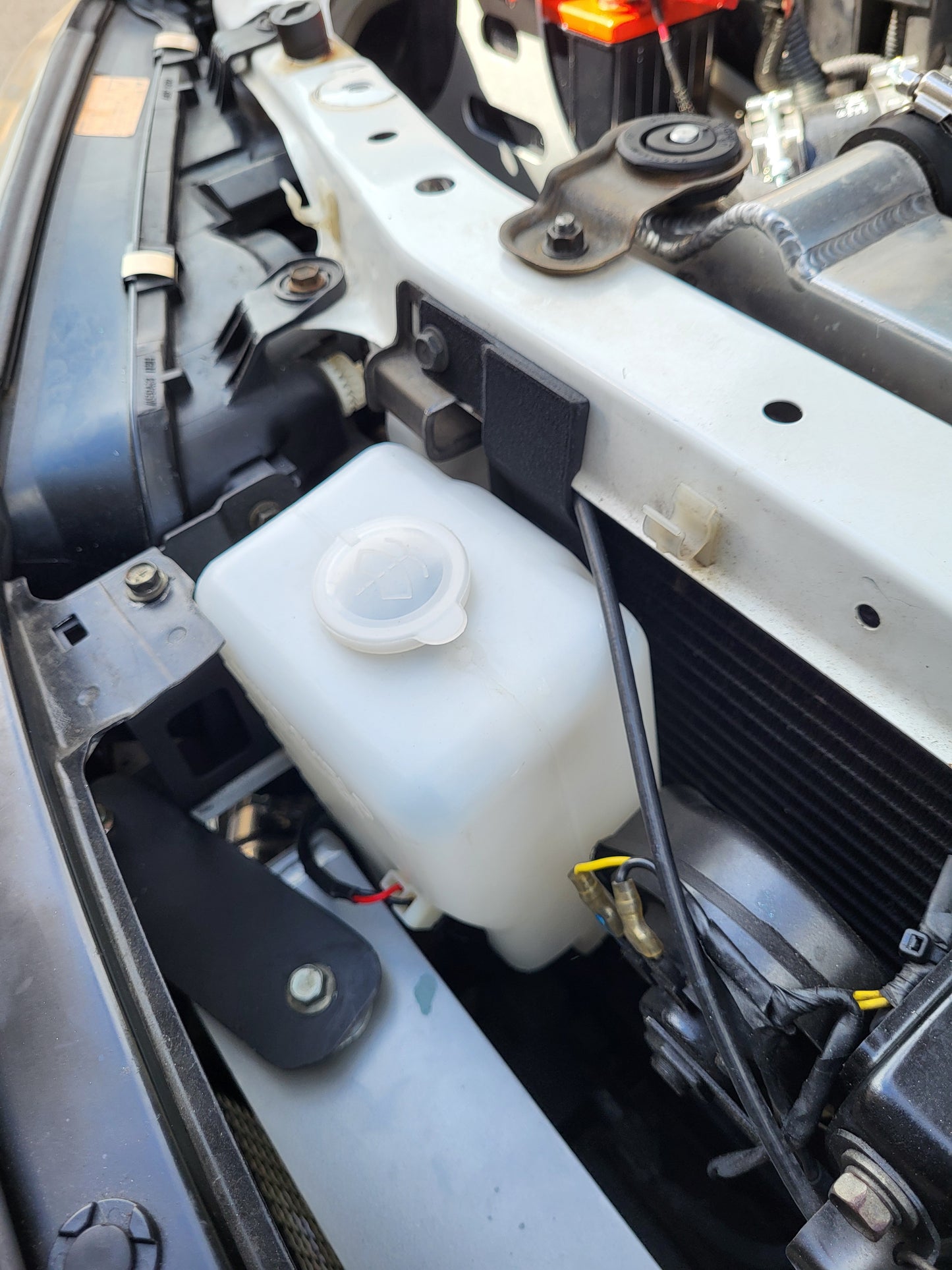 R34 GTT Window Wash Fluid Reservoir